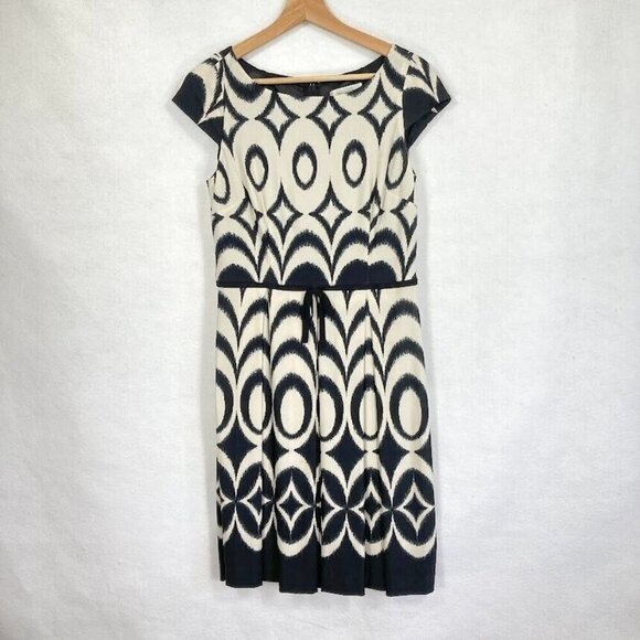 Dressbarn Black And Taupe Cap Sleeve A-Line Pleated Dress Size 8 - Picture 1 of 8